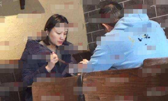 李亚鹏|李亚鹏陪女友产检,海哈金穿棉袄孕肚明显,两人相差19岁引争议