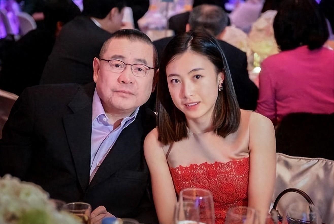 刘銮雄太太甘比在深夜发文，疑似诅咒李嘉欣和吕丽君！