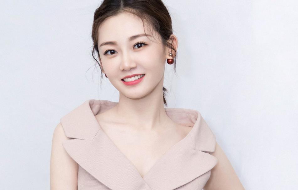 冯小刚直言：她太能装了，一辈子都别想红！更别提拿奖了！