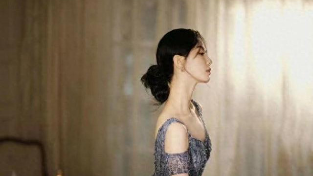 刘诗诗海外封神，穿礼服亮相微博之夜，尽显优雅