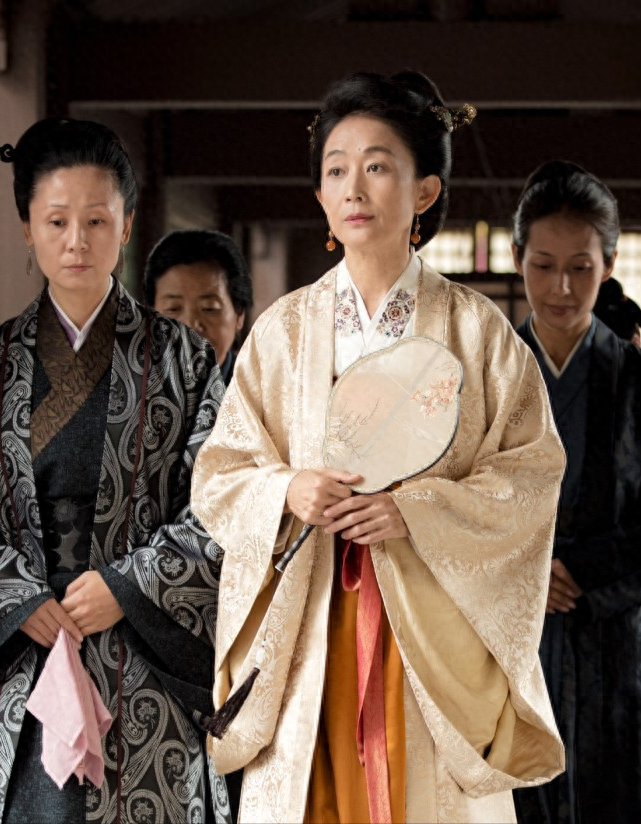 “娱圈异类”高龄女明星，20年不吃米饭，和亲哥不婚不育相伴终生