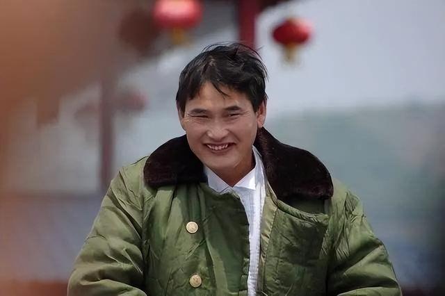 大衣哥是狠人！大门上安滚钉板，围墙上种仙人掌，粉丝们要小心