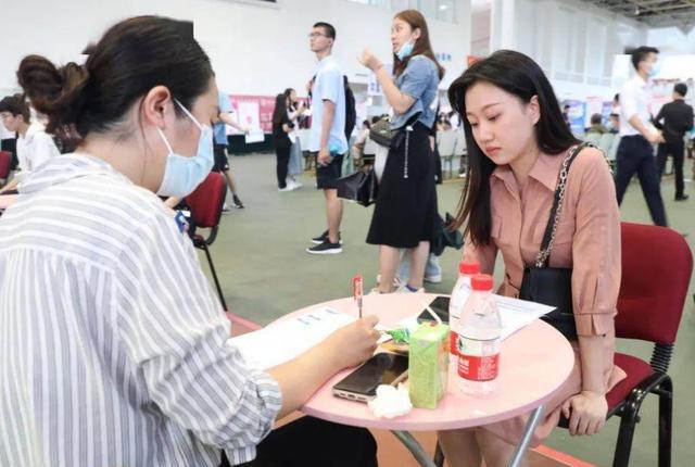 制服|央企招聘有新标准，二本生和专升本都不要，内部人的解释让人沉默