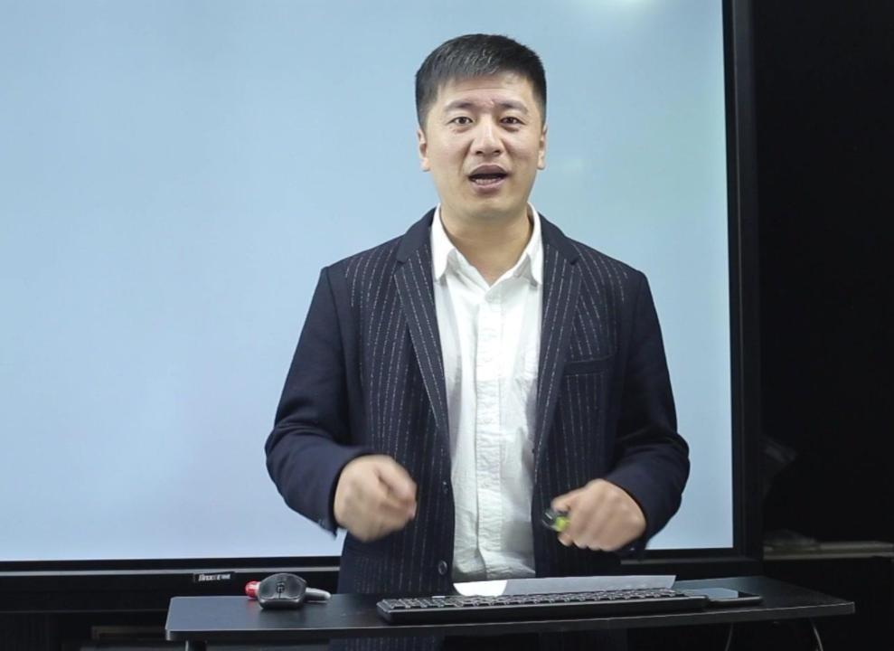 这个夏天我们要感谢张雪峰,新闻和强基计划遇冷,烟草招聘也改了