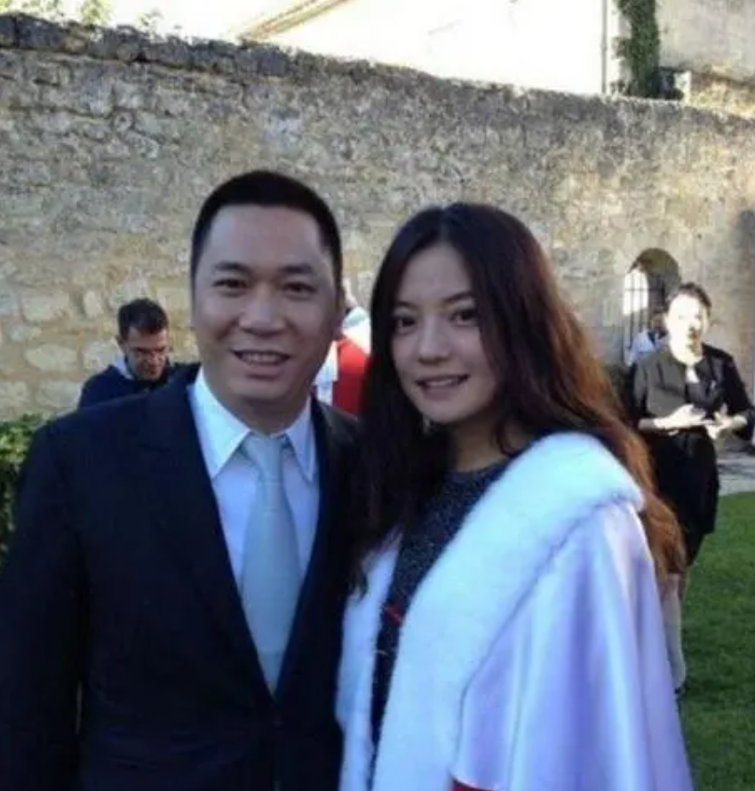 47岁赵薇久违现身,素颜显老发福不少,眼睛水肿凸出变得好奇怪