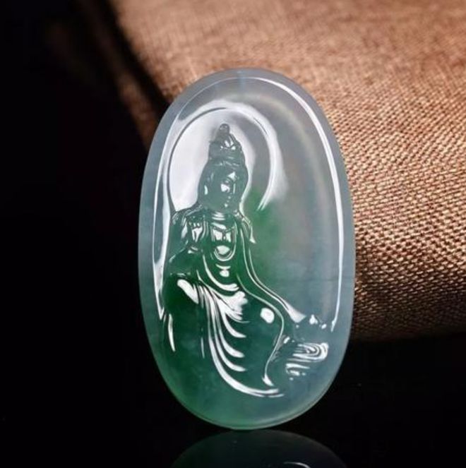 翡翠题材的图案比较复杂,采用机雕还是手工雕刻?