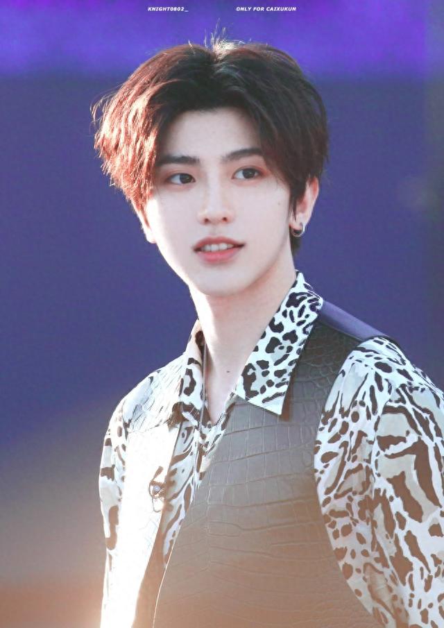 看了当红艺人“判若两人”旧照，才明白资本造星的力度，有多强！