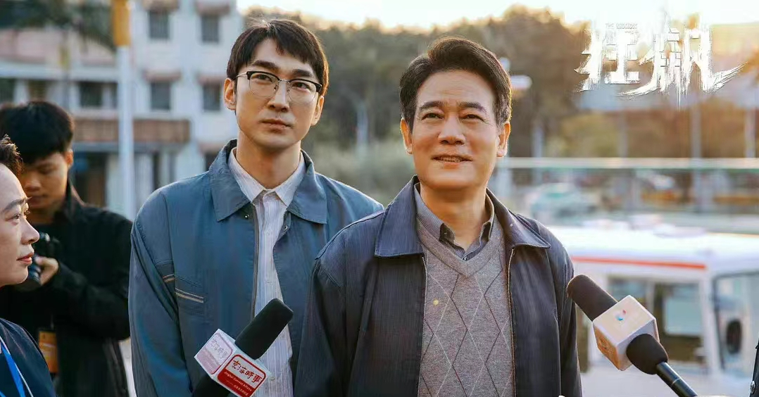 赵立冬|狂飙“赵立冬”和友人聚会，穿百元上衣头发花白，手插兜一脸坏笑