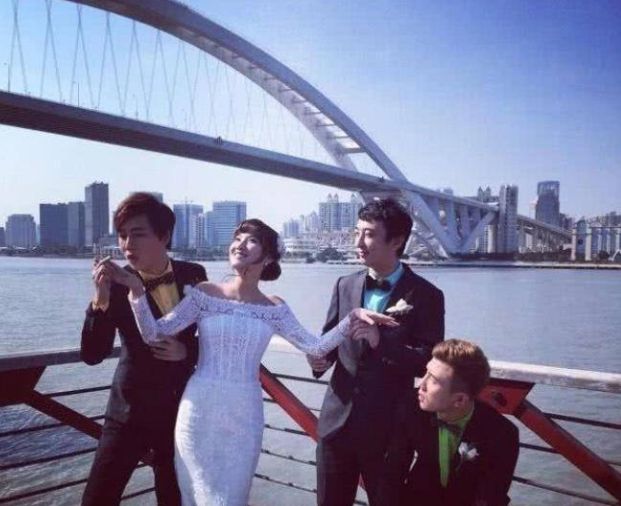 丁沫妍李欣大婚,王思聪再次担任伴郎,穿西服被夸赞帅气