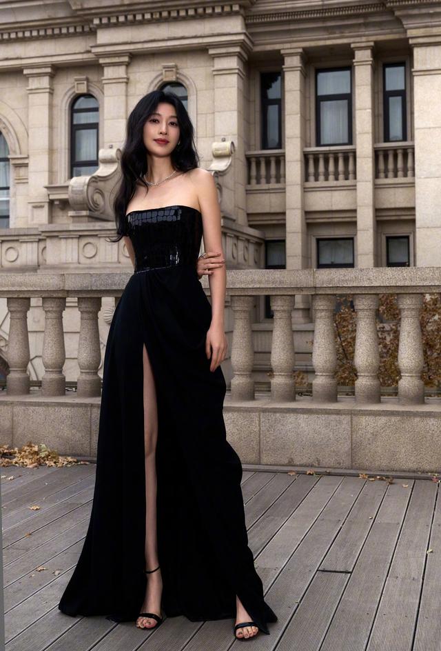 张俪黑漆亮片长裙气质好绝