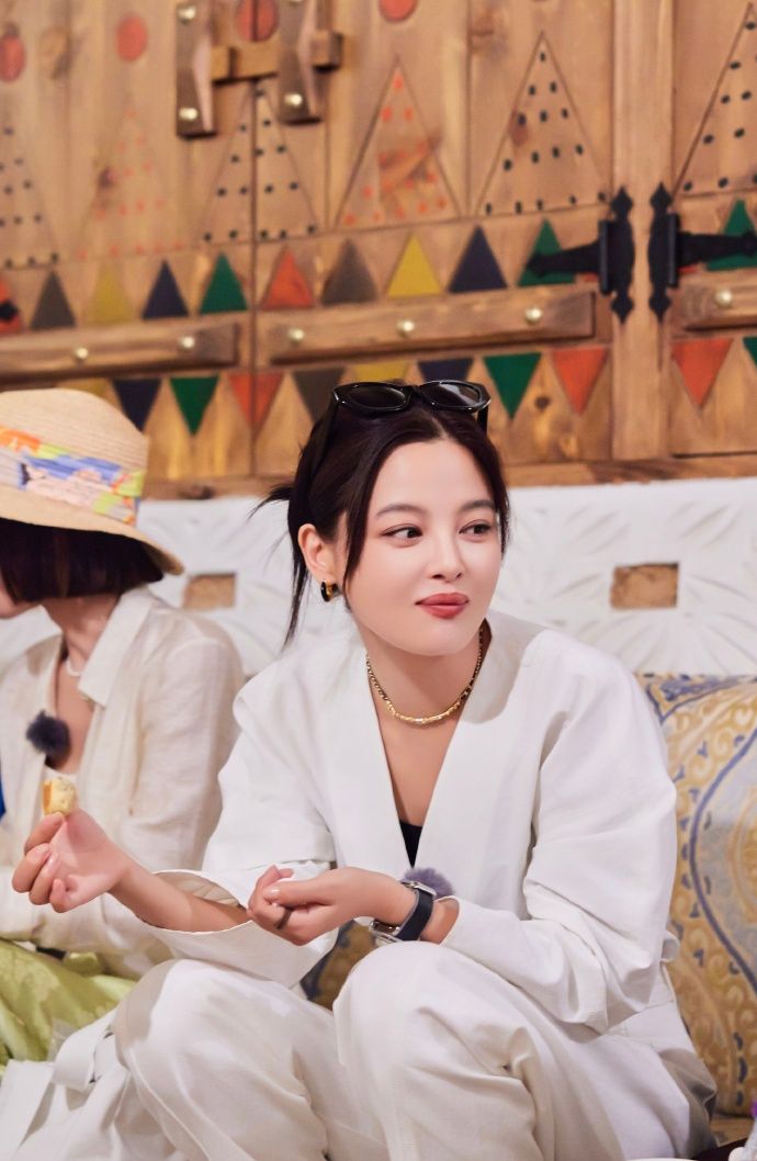 辛芷蕾在《花少》传播容貌焦虑，对自己评头论足，眼神充满厌恶