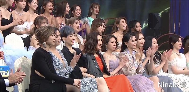 胡定欣|TVB颁奖礼成陪跑!41岁胡定欣穿黑裙坐前排全程黑脸,跷二郎腿不雅观似大姐