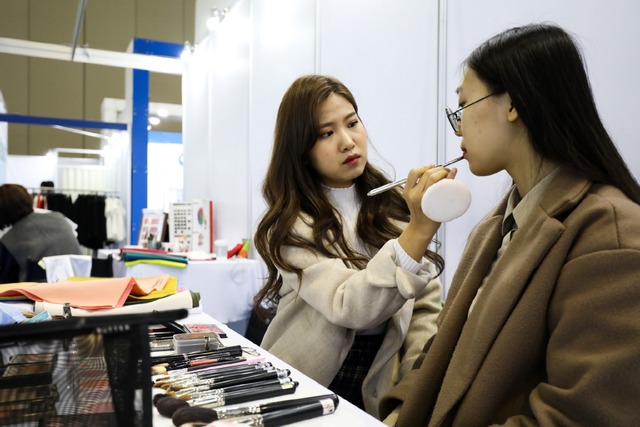 韩国|不结婚、不生娃，每年有十几万人自杀，韩国为何卷到地狱模式？