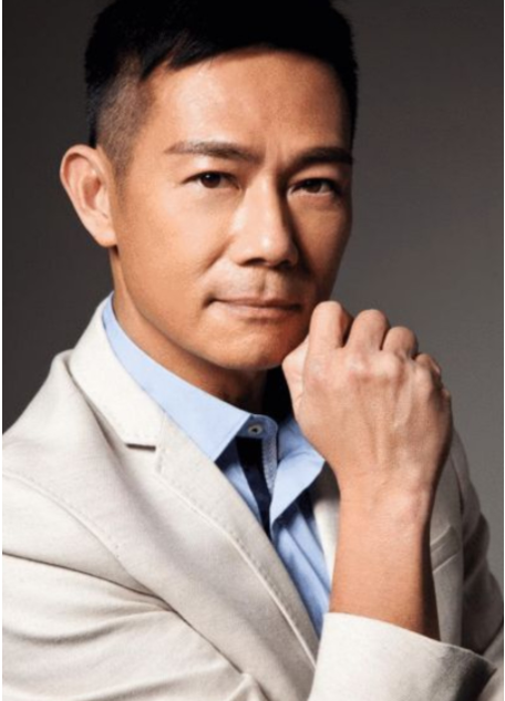 60岁香港影帝游重庆,蹲路边吃小面辣得满脸大汗,吃完还喊爽