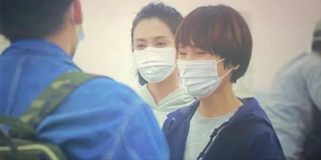 毛阿敏|毛阿敏参加爱女成人礼!学霸女儿打仨唇钉,瘦出筷子腿高颜值似妈