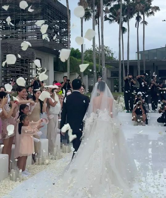 潘玮柏宣云婚礼生图曝光!宣云礼服太紧勒出赘肉,潘玮柏胖得没形