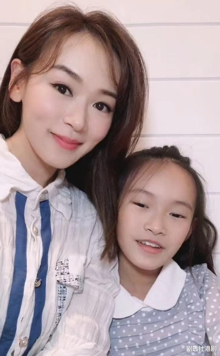 罕晒近况!前港姐一对子女因同框而被关注,同母异父外貌区别大