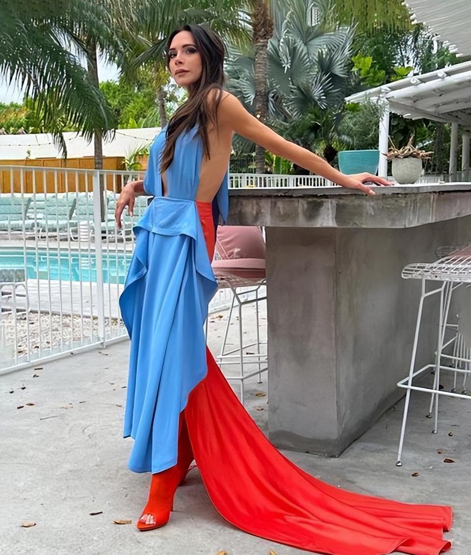 维多利亚|贝克汉姆48岁爱妻泳池旁放飞!“围裙”内搭空气,壮硕手臂很惹眼!