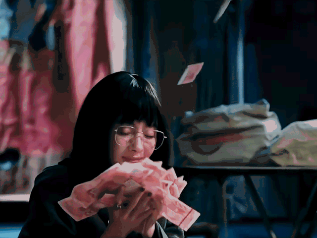 杨幂朵拉头新发型释出，手捧钞票凹造型又美又帅，眼神超A