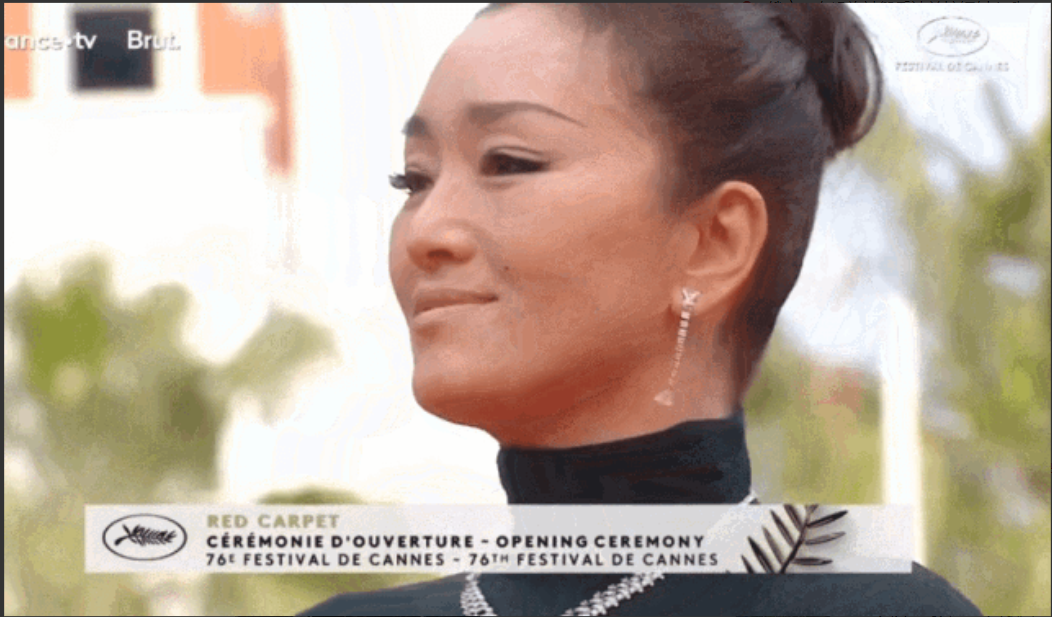 关晓彤|戛纳红毯，关晓彤被嘲膀大腰圆不如冰冰，不过大长腿依旧迷人