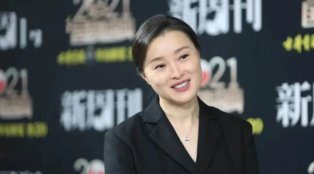 51岁吴越对比52岁闫妮，自然老去和医美老去的差距一目了然