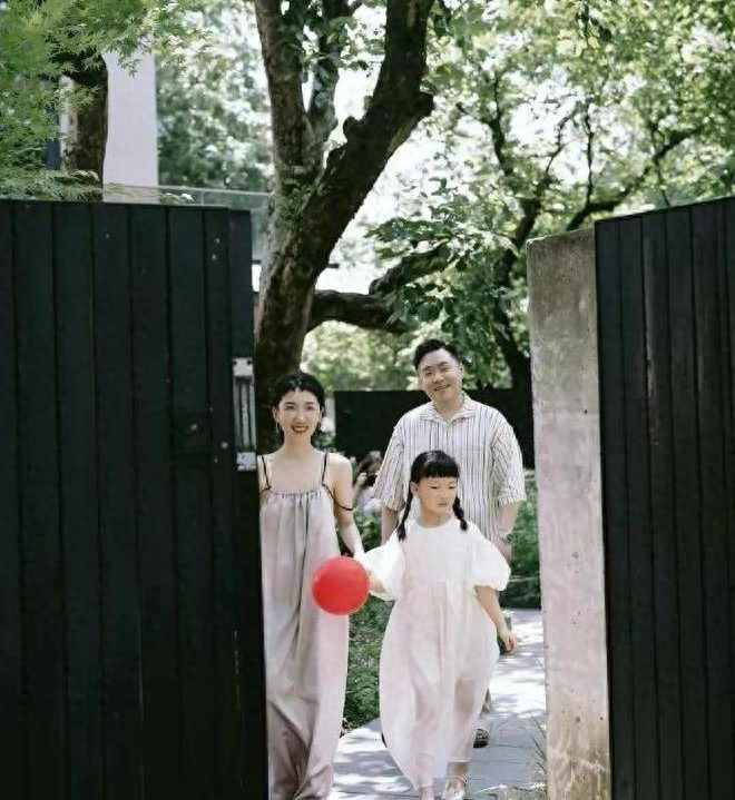 郝邵文老婆身份被扒！离异还带有8岁的女儿，长得漂亮还特别温柔
