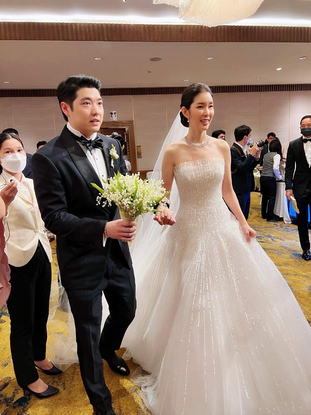泰国首富谢国民的孙子大婚,刘德华小舅子携妻子参加,画面超甜蜜