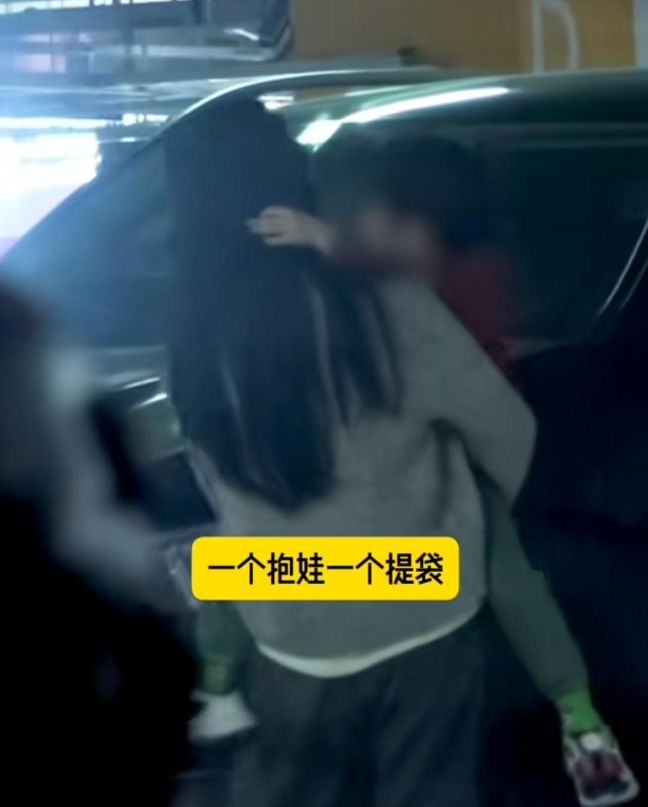 吴奇隆一家三口新年首亮相！刘诗诗抱着儿子，长发及腰打扮仍清纯