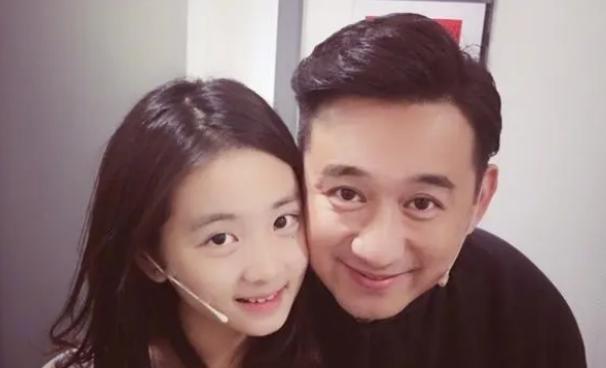 黄忆慈|黄多多玩睡衣派对，16岁穿低胸衣、化浓妆，俯拍秀身材被指擦边