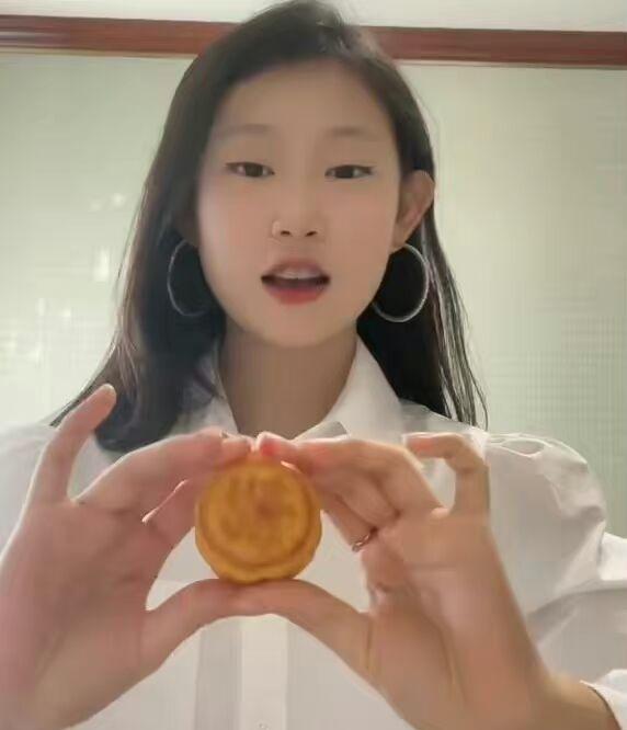 小沈阳女儿和薛之谦合照!妆后好似孔孝真,和睦家庭完胜抛妻王迅