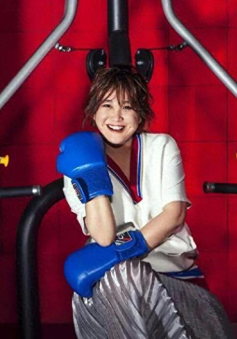 曝贾玲暴瘦100斤,摇身一变成女神!瘦出双眼皮!瘦到颜值巅峰!