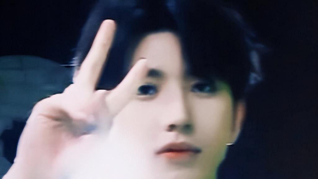 吴亦凡前女友官宣订婚！小腹隆起疑怀孕，千万钻戒曝男方富庶家境