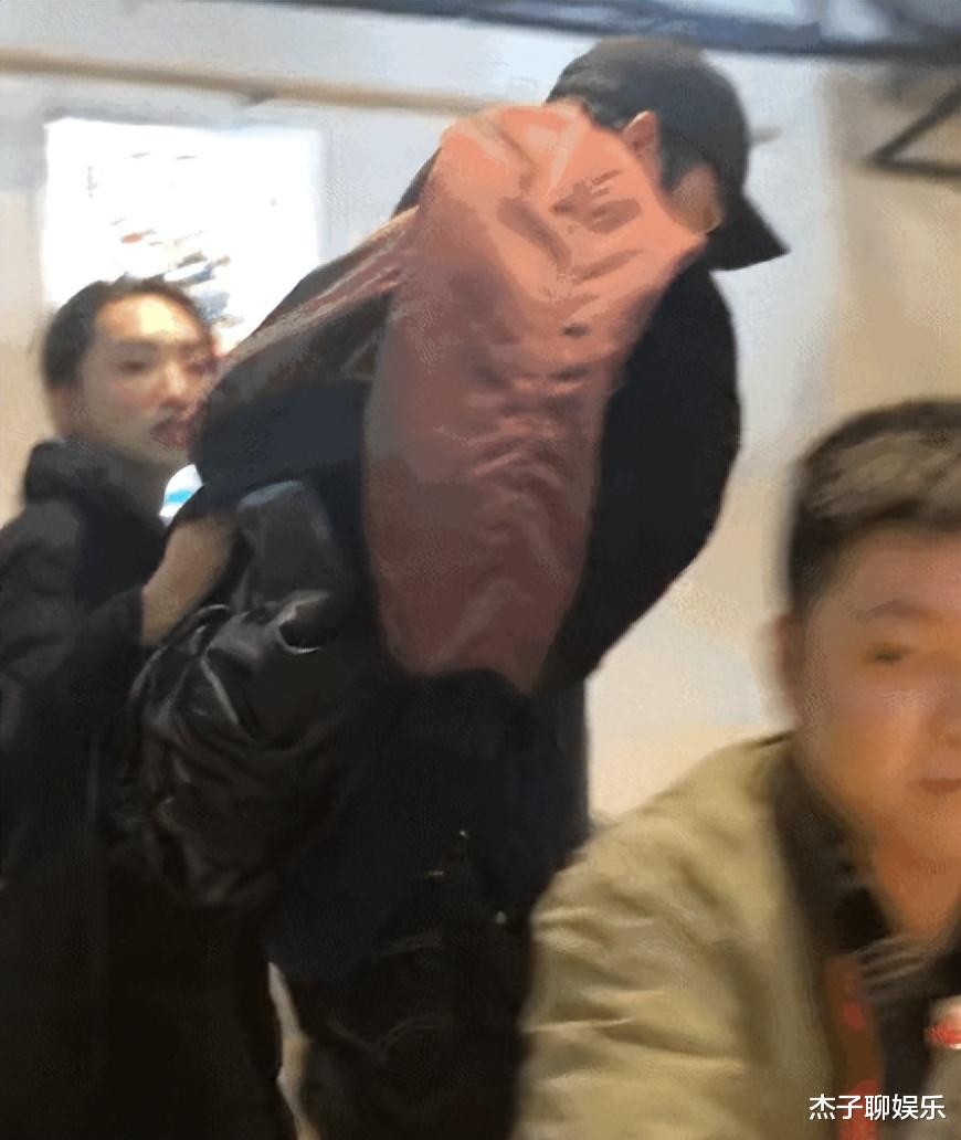 胡歌90后妻子产后首次现身，素颜出镜不修边幅，身材暴露婚姻现状