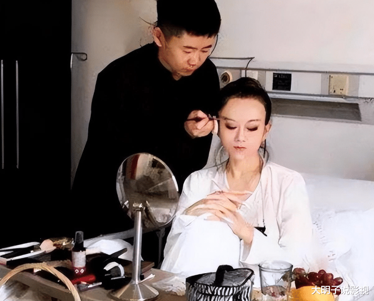 杨丽萍因长指甲生活不便，需靠男助理24小时陪护