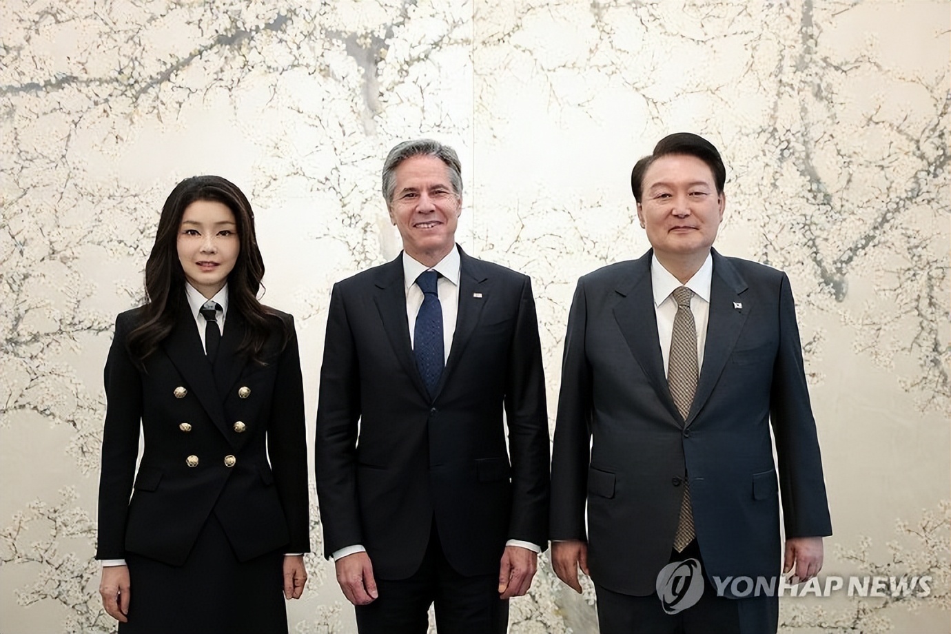 韩国第一夫人又出国了,穿双排扣西装抢镜,见到布林肯不敢抬头