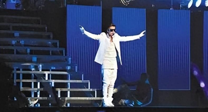 曝世界巨星公然反华！日本高铁辱骂中国不收敛，还曾多次与成龙合作