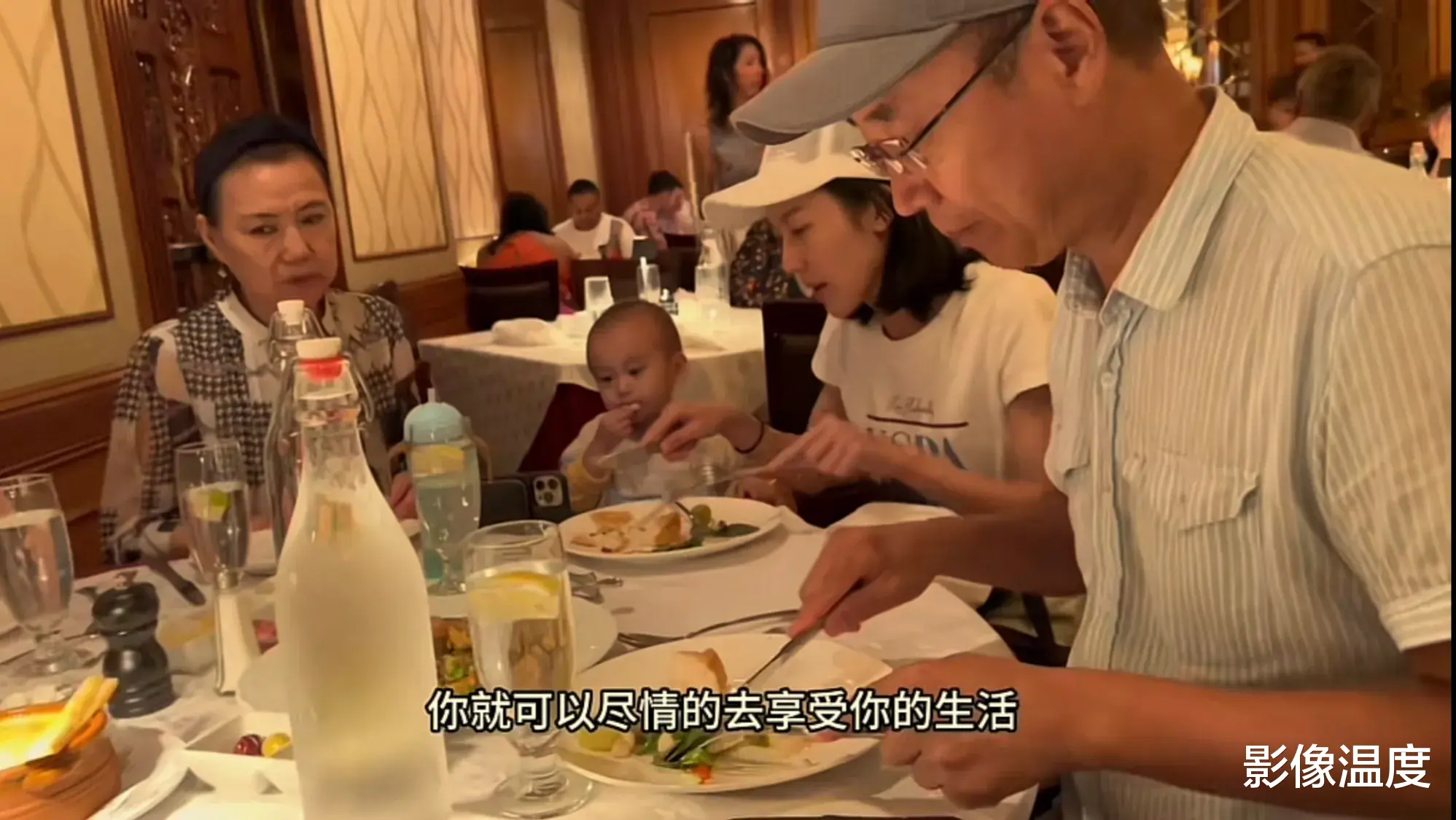 57岁老演员三代定居美国：高调炫耀奢华生活，声称我奋斗的当然要享受！