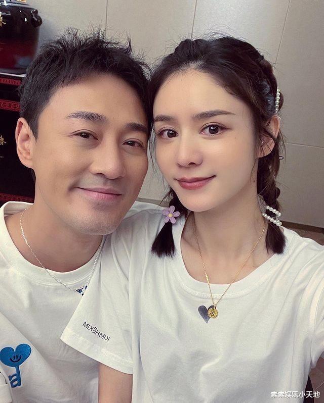 张馨月带女儿到马来西亚探望林峰,林峰抱着女儿开心同步喝水