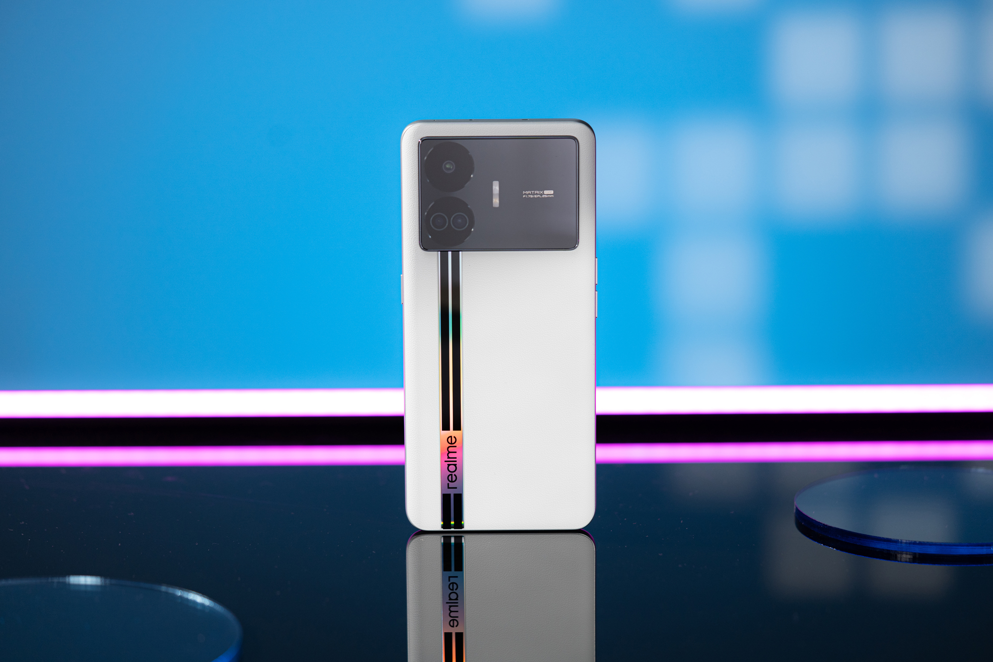 真我gtneo5se图赏:圣白幻影,新配色质感比肩旗舰 - 科技资讯(主打网)