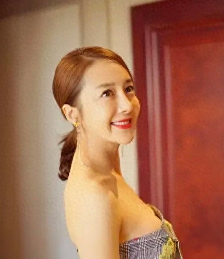 她曾是古装第一美人,被狗咬毁容后,如今40岁靠演坏女人翻身