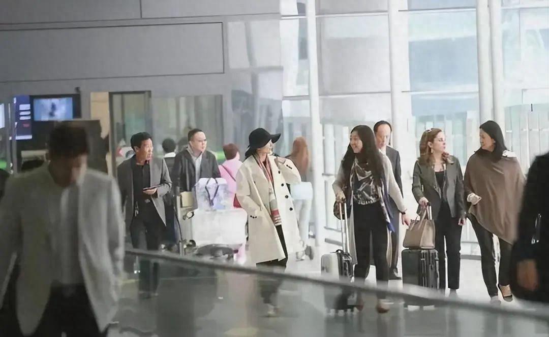 张艺谋小娇妻高调走机场,大衣+宽檐帽贵妇范十足,41岁风韵犹在