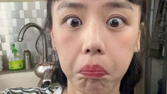 35岁马思纯近照瘦脱相，脸颊凹陷皮肤松弛变化大，与张哲轩疑分手