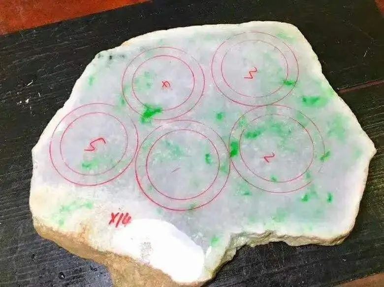 翡翠手镯|从翡翠原石到翡翠手镯,要经过哪些工序?