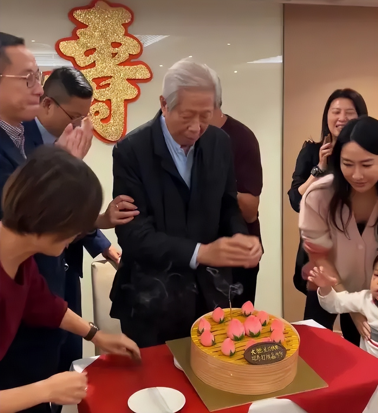 施伯雄携未婚妻参加爷爷寿宴，施子清戴大紫荆星章，吴千语飘孕味