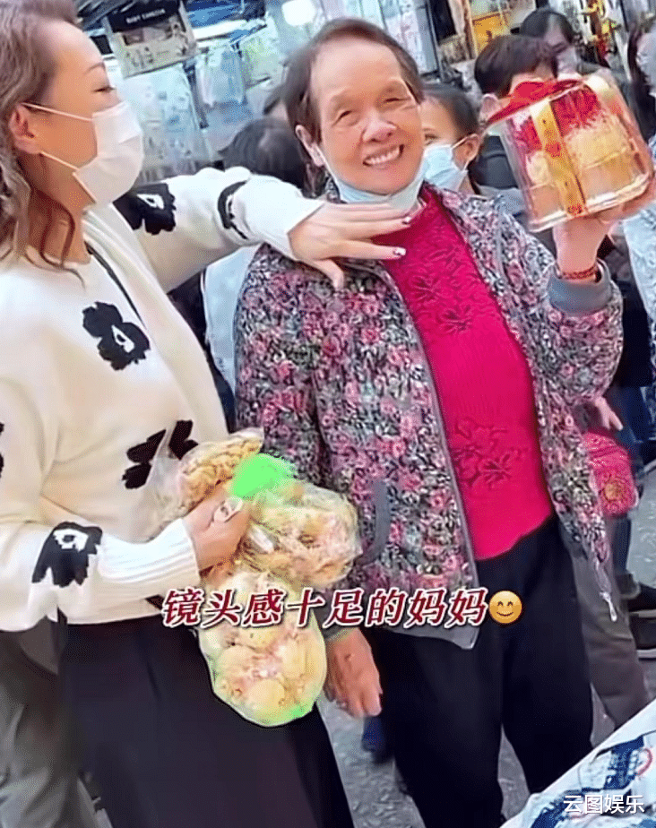 郭少芸|港姐郭少芸赶集办年货,挽着92岁老母逛路边摊,买散装糖果接地气