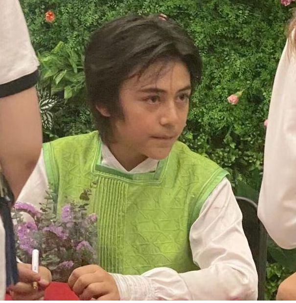 诺一|诺一现身成都被偶遇,全身上下七种颜色,妹妹霓娜近照撞脸杨颖