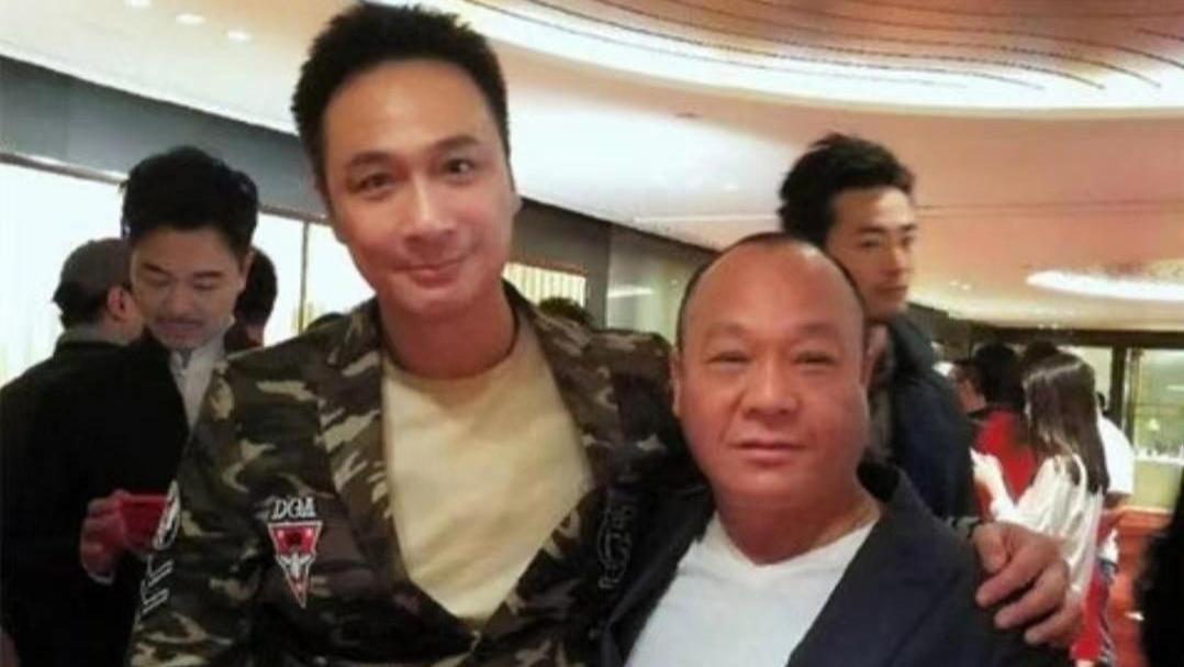 吴志雄|恋情曝光？69岁知名港星与新欢公开牵手吃饭，身材火辣高达2米