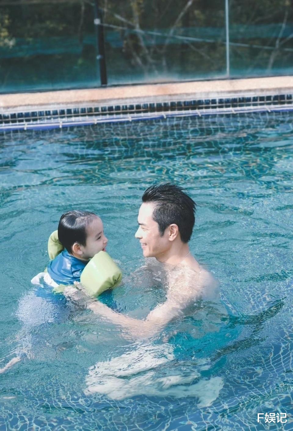 郑嘉颖|郑嘉颖亲自下厨和儿子们开心进食 将意粉倒在餐桌上让妻儿很惊讶