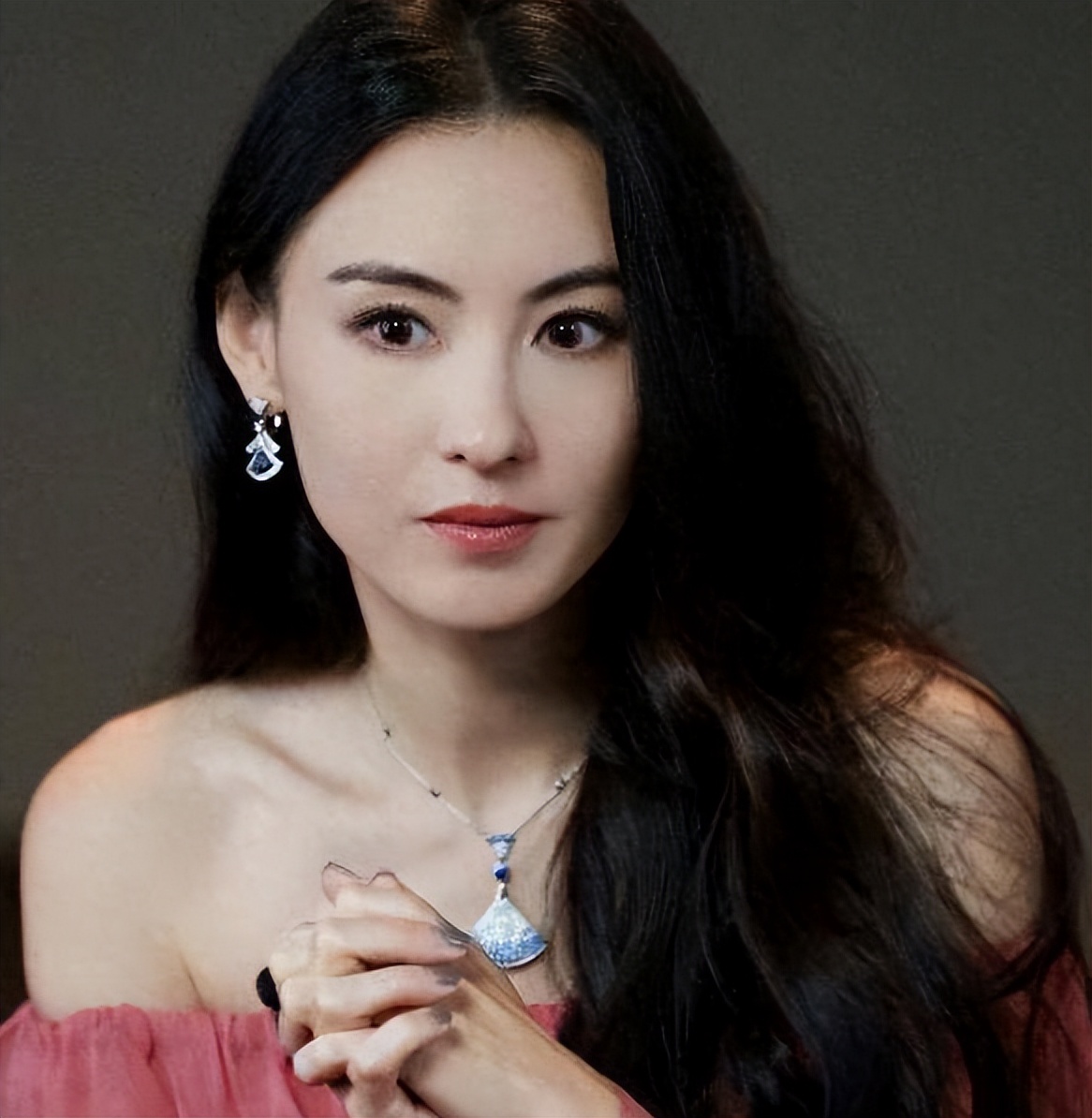 张柏芝出院后首亮相，脖颈现“草莓”印记，镜前摇头晃脑心情愉悦