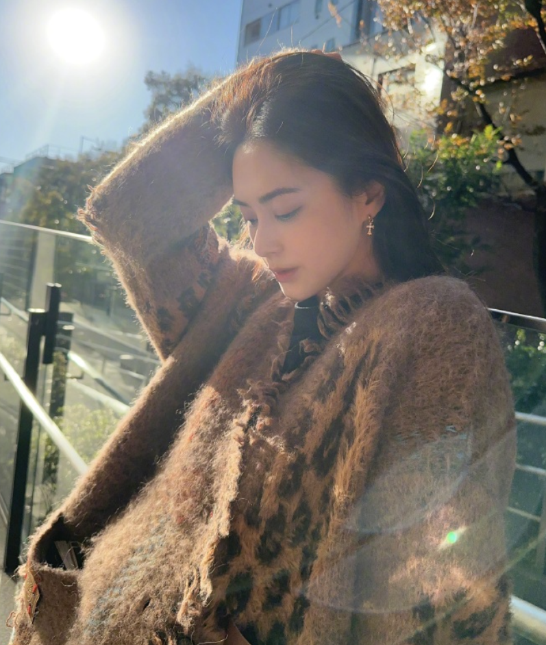 43岁钟欣潼晒性感自拍照！颜值惊人越来越美，状态回春似18岁少女